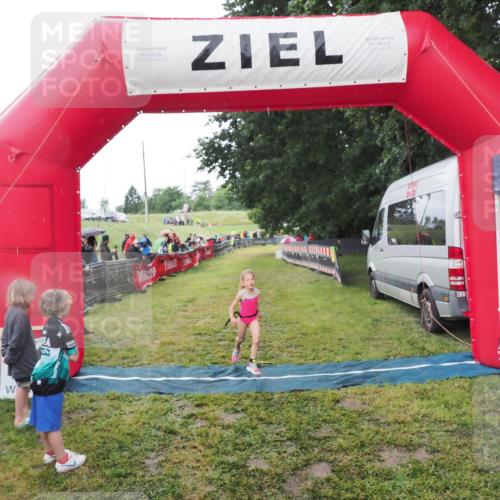 21.06.2025 - 27. Vierlanden-Triathlon MichiJ http://msf.ph/oto/8051072 15.06.2026 15:16:38 Ziel 1380 meine-sportfotos.de