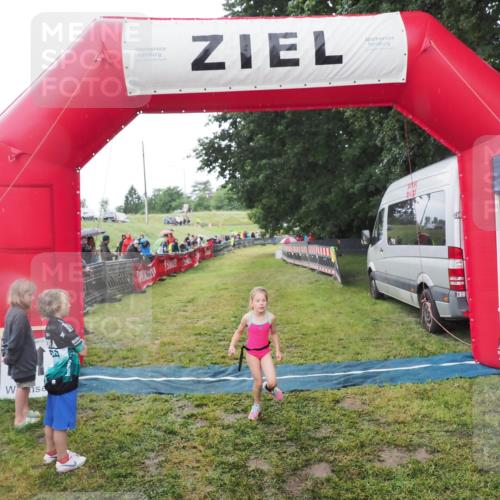 21.06.2025 - 27. Vierlanden-Triathlon MichiJ http://msf.ph/oto/8051076 15.06.2026 15:16:39 Ziel 1380 meine-sportfotos.de