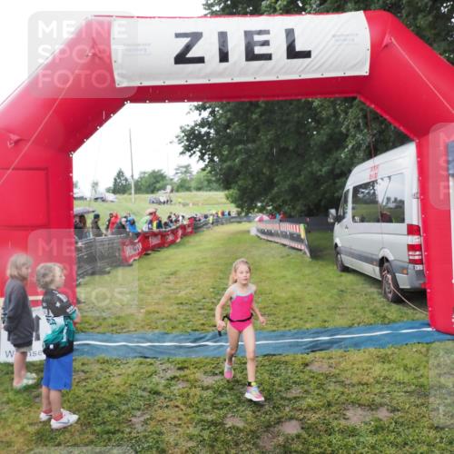 21.06.2025 - 27. Vierlanden-Triathlon MichiJ http://msf.ph/oto/8051077 15.06.2026 15:16:39 Ziel 1380 meine-sportfotos.de