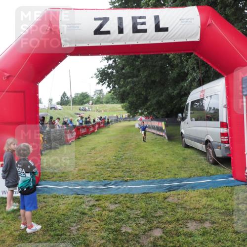 21.06.2025 - 27. Vierlanden-Triathlon MichiJ http://msf.ph/oto/8051078 15.06.2026 15:16:56 Ziel 1385 meine-sportfotos.de