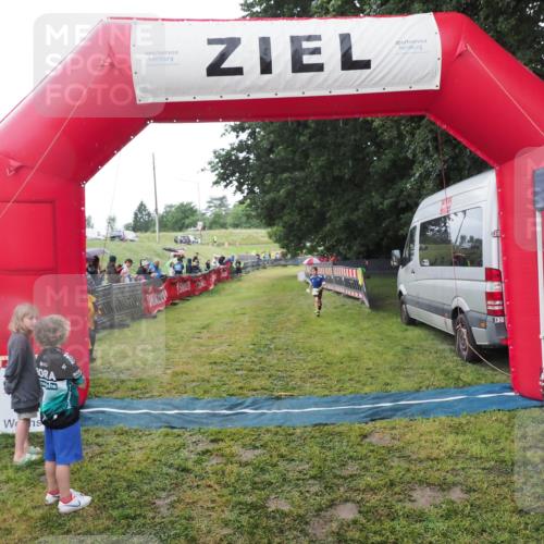 21.06.2025 - 27. Vierlanden-Triathlon MichiJ http://msf.ph/oto/8051079 15.06.2026 15:16:57 Ziel 1385 meine-sportfotos.de