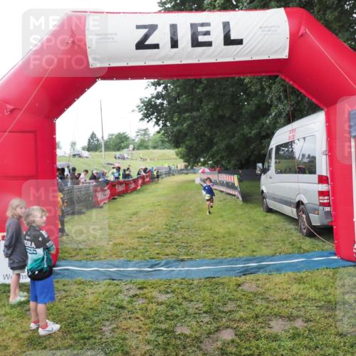 21.06.2025 - 27. Vierlanden-Triathlon MichiJ http://msf.ph/oto/8051085 15.06.2026 15:16:57 Ziel 1385 meine-sportfotos.de