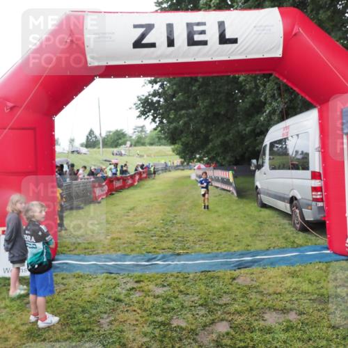 21.06.2025 - 27. Vierlanden-Triathlon MichiJ http://msf.ph/oto/8051086 15.06.2026 15:16:57 Ziel 1385 meine-sportfotos.de