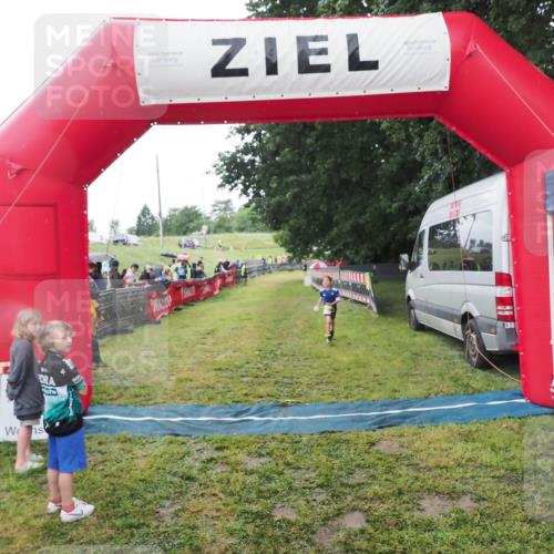 21.06.2025 - 27. Vierlanden-Triathlon MichiJ http://msf.ph/oto/8051089 15.06.2026 15:16:58 Ziel 1385 meine-sportfotos.de