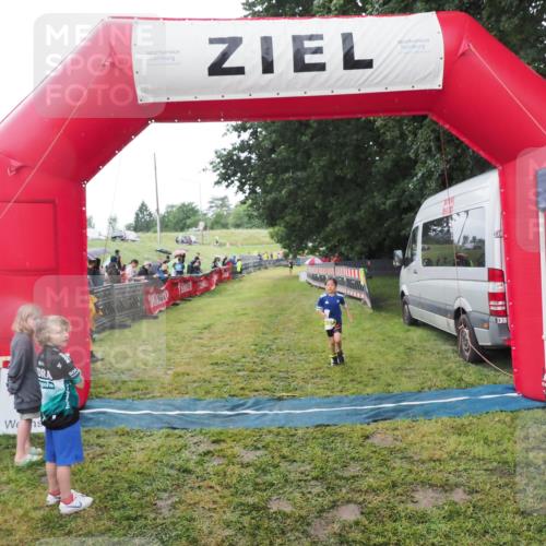 21.06.2025 - 27. Vierlanden-Triathlon MichiJ http://msf.ph/oto/8051096 15.06.2026 15:16:59 Ziel 1385 meine-sportfotos.de