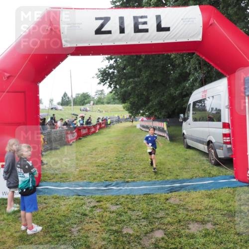 21.06.2025 - 27. Vierlanden-Triathlon MichiJ http://msf.ph/oto/8051097 15.06.2026 15:16:59 Ziel 1385 meine-sportfotos.de
