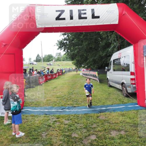 21.06.2025 - 27. Vierlanden-Triathlon MichiJ http://msf.ph/oto/8051101 15.06.2026 15:16:59 Ziel 1385 meine-sportfotos.de