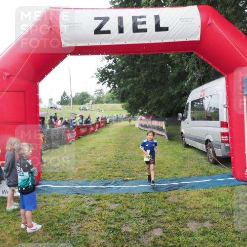 21.06.2025 - 27. Vierlanden-Triathlon MichiJ http://msf.ph/oto/8051102 15.06.2026 15:16:59 Ziel 1385 meine-sportfotos.de