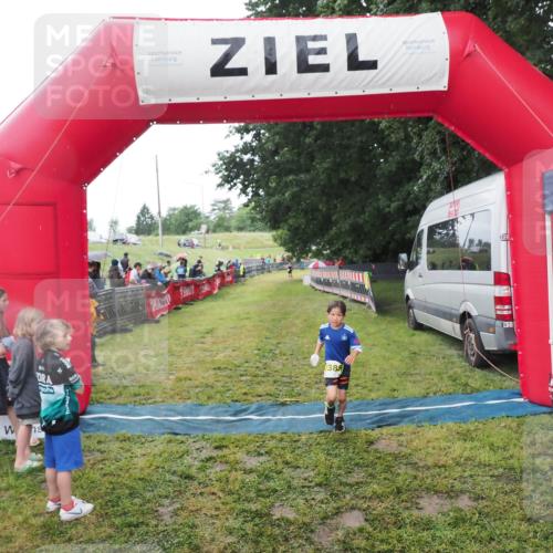 21.06.2025 - 27. Vierlanden-Triathlon MichiJ http://msf.ph/oto/8051104 15.06.2026 15:17:00 Ziel 1385 meine-sportfotos.de