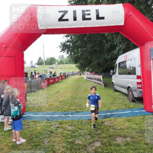 21.06.2025 - 27. Vierlanden-Triathlon MichiJ http://msf.ph/oto/8051106 15.06.2026 15:17:00 Ziel 1385 meine-sportfotos.de