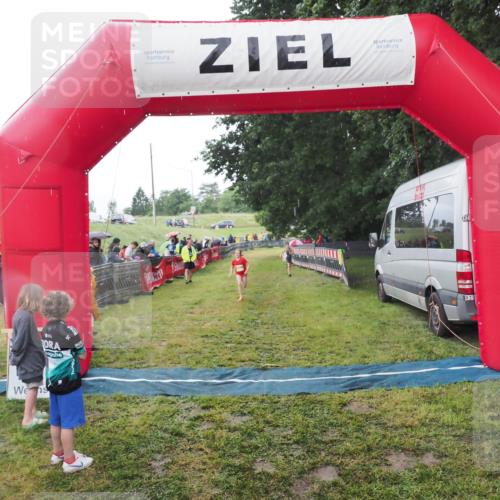 21.06.2025 - 27. Vierlanden-Triathlon MichiJ http://msf.ph/oto/8051109 15.06.2026 15:17:26 Ziel 1378, 1391 meine-sportfotos.de