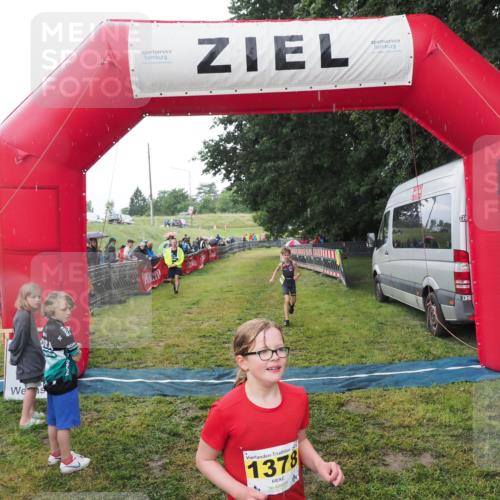 21.06.2025 - 27. Vierlanden-Triathlon MichiJ http://msf.ph/oto/8051127 15.06.2026 15:17:29 Ziel 1378, 1391 meine-sportfotos.de