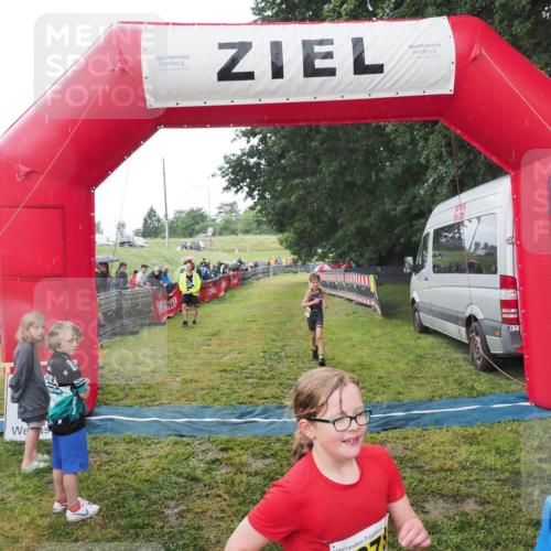 21.06.2025 - 27. Vierlanden-Triathlon MichiJ http://msf.ph/oto/8051129 15.06.2026 15:17:30 Ziel 1378, 1391 meine-sportfotos.de