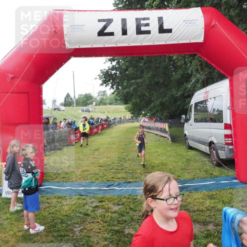 21.06.2025 - 27. Vierlanden-Triathlon MichiJ http://msf.ph/oto/8051130 15.06.2026 15:17:30 Ziel 1378, 1391 meine-sportfotos.de
