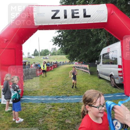 21.06.2025 - 27. Vierlanden-Triathlon MichiJ http://msf.ph/oto/8051131 15.06.2026 15:17:30 Ziel 1378, 1391 meine-sportfotos.de