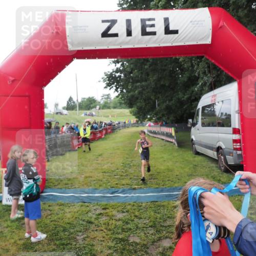 21.06.2025 - 27. Vierlanden-Triathlon MichiJ http://msf.ph/oto/8051132 15.06.2026 15:17:30 Ziel 1378, 1391 meine-sportfotos.de