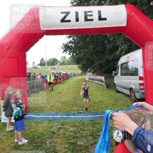 21.06.2025 - 27. Vierlanden-Triathlon MichiJ http://msf.ph/oto/8051133 15.06.2026 15:17:30 Ziel 1378, 1391 meine-sportfotos.de