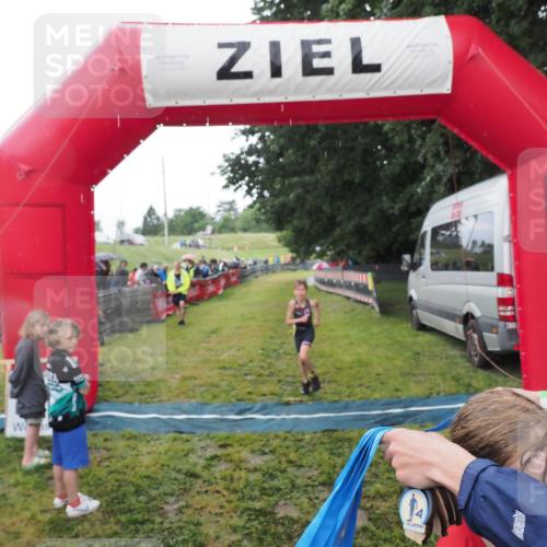 21.06.2025 - 27. Vierlanden-Triathlon MichiJ http://msf.ph/oto/8051134 15.06.2026 15:17:30 Ziel 1378, 1391 meine-sportfotos.de