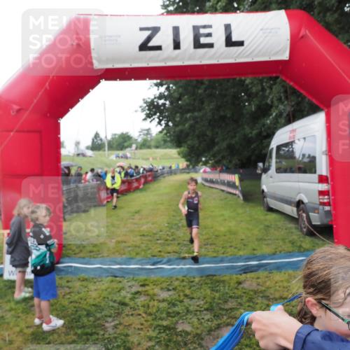 21.06.2025 - 27. Vierlanden-Triathlon MichiJ http://msf.ph/oto/8051135 15.06.2026 15:17:30 Ziel 1378, 1391 meine-sportfotos.de