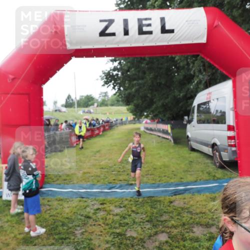 21.06.2025 - 27. Vierlanden-Triathlon MichiJ http://msf.ph/oto/8051136 15.06.2026 15:17:30 Ziel 1378, 1391 meine-sportfotos.de