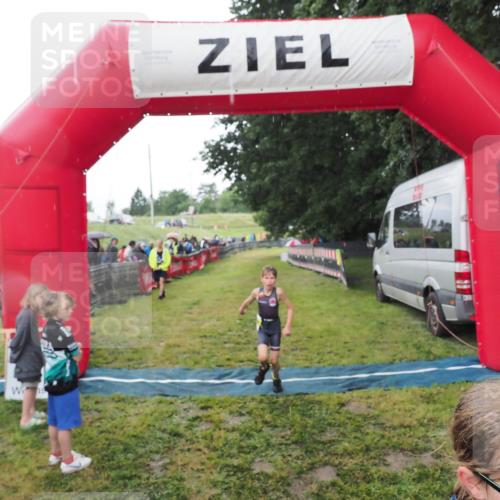 21.06.2025 - 27. Vierlanden-Triathlon MichiJ http://msf.ph/oto/8051137 15.06.2026 15:17:31 Ziel 1378, 1391 meine-sportfotos.de
