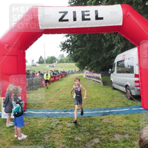 21.06.2025 - 27. Vierlanden-Triathlon MichiJ http://msf.ph/oto/8051138 15.06.2026 15:17:31 Ziel 1378, 1391 meine-sportfotos.de