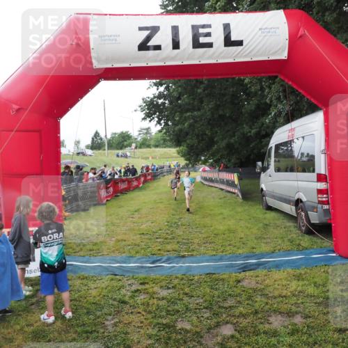 21.06.2025 - 27. Vierlanden-Triathlon MichiJ http://msf.ph/oto/8051140 15.06.2026 15:17:51 Ziel 1381, 1382 meine-sportfotos.de