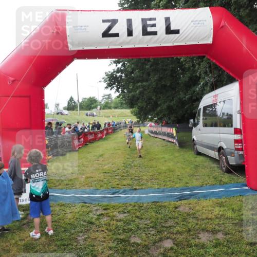 21.06.2025 - 27. Vierlanden-Triathlon MichiJ http://msf.ph/oto/8051141 15.06.2026 15:17:51 Ziel 1381, 1382 meine-sportfotos.de