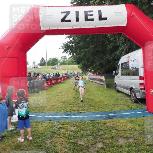 21.06.2025 - 27. Vierlanden-Triathlon MichiJ http://msf.ph/oto/8051146 15.06.2026 15:17:52 Ziel 1318, 1381, 1382 meine-sportfotos.de