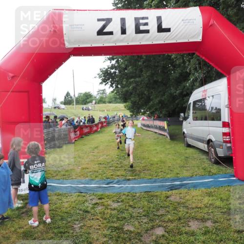 21.06.2025 - 27. Vierlanden-Triathlon MichiJ http://msf.ph/oto/8051148 15.06.2026 15:17:52 Ziel 1318, 1381, 1382 meine-sportfotos.de