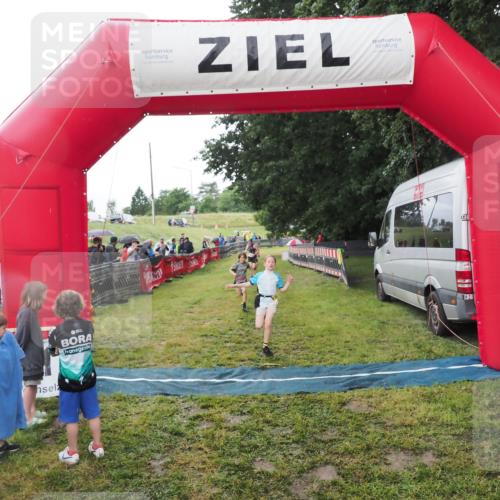 21.06.2025 - 27. Vierlanden-Triathlon MichiJ http://msf.ph/oto/8051149 15.06.2026 15:17:52 Ziel 1318, 1381, 1382 meine-sportfotos.de