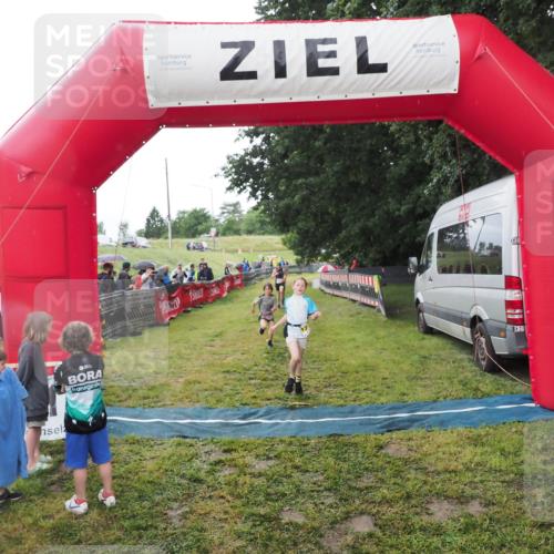 21.06.2025 - 27. Vierlanden-Triathlon MichiJ http://msf.ph/oto/8051150 15.06.2026 15:17:52 Ziel 1318, 1381, 1382 meine-sportfotos.de