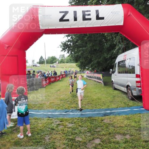 21.06.2025 - 27. Vierlanden-Triathlon MichiJ http://msf.ph/oto/8051151 15.06.2026 15:17:52 Ziel 1318, 1381, 1382 meine-sportfotos.de