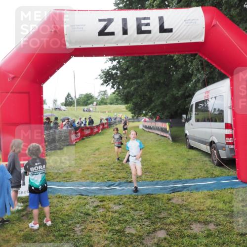 21.06.2025 - 27. Vierlanden-Triathlon MichiJ http://msf.ph/oto/8051152 15.06.2026 15:17:52 Ziel 1318, 1381, 1382 meine-sportfotos.de