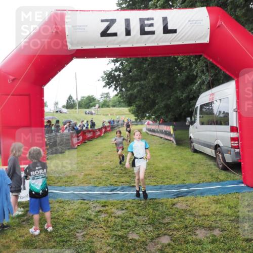21.06.2025 - 27. Vierlanden-Triathlon MichiJ http://msf.ph/oto/8051153 15.06.2026 15:17:53 Ziel 1318, 1381, 1382 meine-sportfotos.de