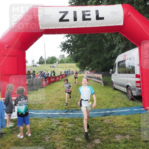 21.06.2025 - 27. Vierlanden-Triathlon MichiJ http://msf.ph/oto/8051155 15.06.2026 15:17:53 Ziel 1318, 1381, 1382 meine-sportfotos.de