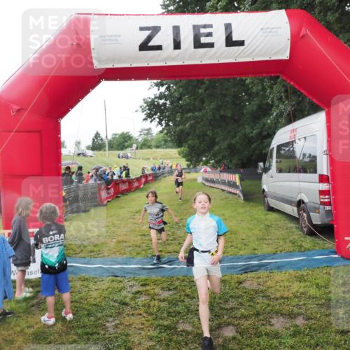 21.06.2025 - 27. Vierlanden-Triathlon MichiJ http://msf.ph/oto/8051156 15.06.2026 15:17:53 Ziel 1318, 1381, 1382 meine-sportfotos.de