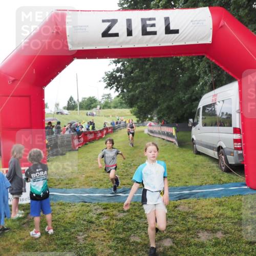 21.06.2025 - 27. Vierlanden-Triathlon MichiJ http://msf.ph/oto/8051157 15.06.2026 15:17:53 Ziel 1318, 1381, 1382 meine-sportfotos.de