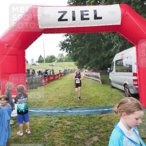 21.06.2025 - 27. Vierlanden-Triathlon MichiJ http://msf.ph/oto/8051159 15.06.2026 15:17:55 Ziel 1318, 1381, 1382 meine-sportfotos.de
