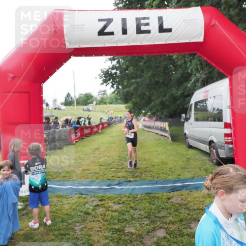 21.06.2025 - 27. Vierlanden-Triathlon MichiJ http://msf.ph/oto/8051160 15.06.2026 15:17:55 Ziel 1318, 1381, 1382 meine-sportfotos.de