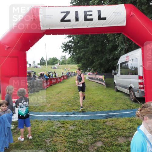 21.06.2025 - 27. Vierlanden-Triathlon MichiJ http://msf.ph/oto/8051161 15.06.2026 15:17:56 Ziel 1318, 1381, 1382 meine-sportfotos.de