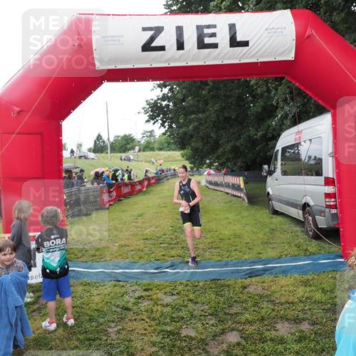 21.06.2025 - 27. Vierlanden-Triathlon MichiJ http://msf.ph/oto/8051162 15.06.2026 15:17:56 Ziel 1318, 1381, 1382 meine-sportfotos.de