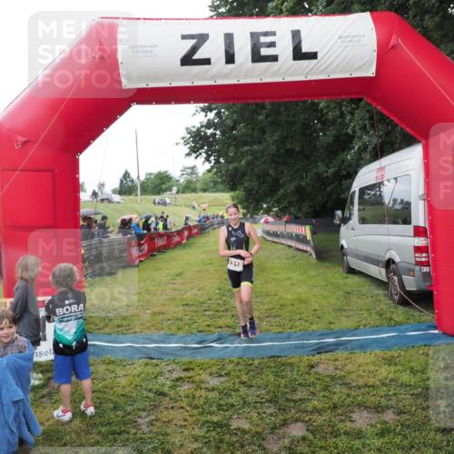 21.06.2025 - 27. Vierlanden-Triathlon MichiJ http://msf.ph/oto/8051163 15.06.2026 15:17:56 Ziel 1318, 1381, 1382 meine-sportfotos.de