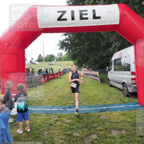 21.06.2025 - 27. Vierlanden-Triathlon MichiJ http://msf.ph/oto/8051164 15.06.2026 15:17:56 Ziel 1318, 1381, 1382 meine-sportfotos.de