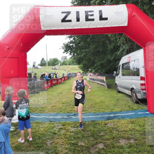 21.06.2025 - 27. Vierlanden-Triathlon MichiJ http://msf.ph/oto/8051165 15.06.2026 15:17:56 Ziel 1318, 1381, 1382 meine-sportfotos.de