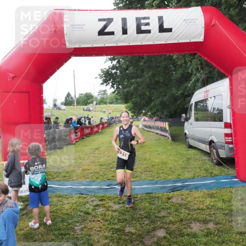 21.06.2025 - 27. Vierlanden-Triathlon MichiJ http://msf.ph/oto/8051166 15.06.2026 15:17:56 Ziel 1318, 1381, 1382 meine-sportfotos.de