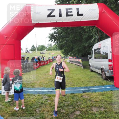 21.06.2025 - 27. Vierlanden-Triathlon MichiJ http://msf.ph/oto/8051168 15.06.2026 15:17:56 Ziel 1318, 1381, 1382 meine-sportfotos.de