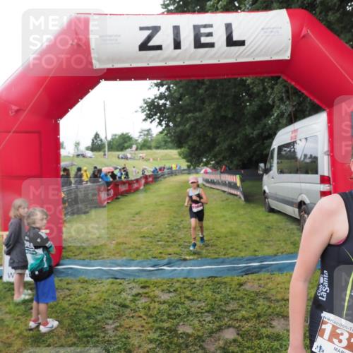 21.06.2025 - 27. Vierlanden-Triathlon MichiJ http://msf.ph/oto/8051169 15.06.2026 15:18:00 Ziel 1318, 1381 meine-sportfotos.de