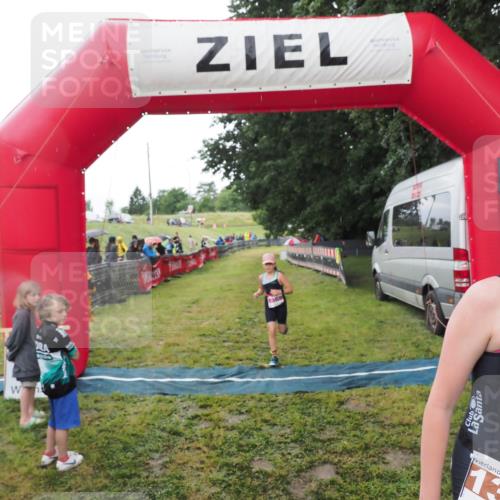 21.06.2025 - 27. Vierlanden-Triathlon MichiJ http://msf.ph/oto/8051170 15.06.2026 15:18:00 Ziel 1318, 1381 meine-sportfotos.de