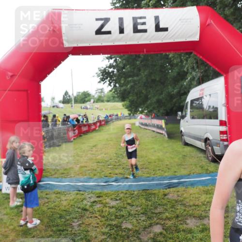 21.06.2025 - 27. Vierlanden-Triathlon MichiJ http://msf.ph/oto/8051171 15.06.2026 15:18:00 Ziel 1318, 1381 meine-sportfotos.de